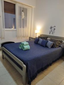 1 dormitorio con 1 cama azul y 2 toallas en Departamento Meir 12 céntrico con cochera a metros del Casino en Mar del Plata