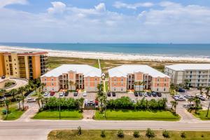 uma vista aérea de um resort com a praia em Dauphin Island Beach Club 106A em Dauphin Island