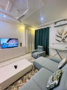 Una televisión o centro de entretenimiento en Magnifique appartement meublé 2 chambres