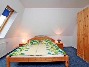 una camera con letto in legno e 2 comodini di Ferienhaus am Klostergrund a Malchow