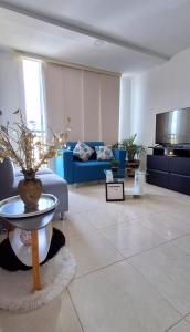 a living room with a couch and a table at CB Apto cómodo e impecable con Aire Acondicionado in Neiva