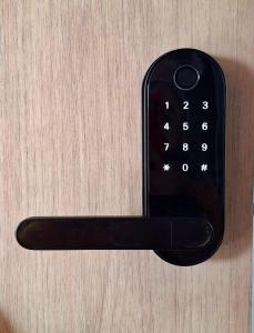 une télécommande noire assise sur une porte en bois dans l'établissement CB Apto cómodo e impecable con Aire Acondicionado, à Neiva