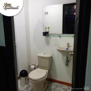 La salle de bains est pourvue de toilettes et d'un lavabo. dans l'établissement GREEN APARTMEN "el bosque", à Girón