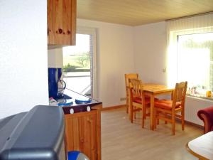 eine Küche und ein Esszimmer mit einem Tisch und Stühlen in der Unterkunft Ferienwohnungen Fleesensee in Malchow
