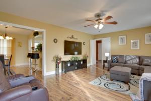 TV a/nebo společenská místnost v ubytování Donaldsville Vacation Home Near Mississippi River