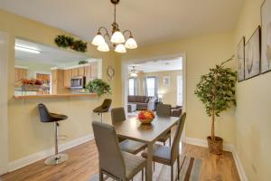 Kuchyň nebo kuchyňský kout v ubytování Donaldsville Vacation Home Near Mississippi River