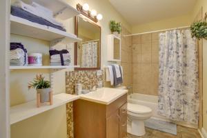 Koupelna v ubytování Donaldsville Vacation Home Near Mississippi River + 19 fotografií