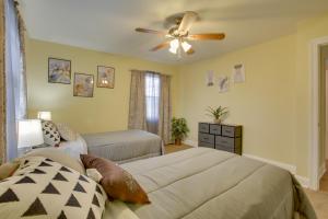 Postel nebo postele na pokoji v ubytování Donaldsville Vacation Home Near Mississippi River