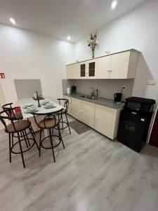 a kitchen with a table and chairs in a room at City Appartementen New Nickerie - 4-6p in Nieuw Nickerie