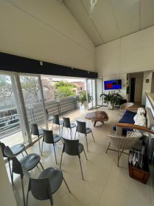 Μια τηλεόραση ή/και κέντρο ψυχαγωγίας στο Apartamento para grupos grandes dentro de centro comercial con frisby