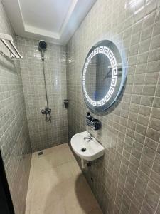 a bathroom with a sink and a mirror on the wall at Magnifique appartement meublé 2 chambres in Lomé