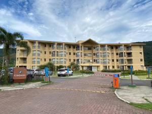 a parking lot in front of a large building at Loft no Condomínio Reserva do Sahy + Piscina in Mangaratiba
