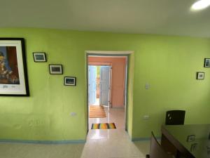 pusty pokój z zielonymi ścianami i drzwiami w obiekcie Casa Aurora Tibasosa Boyaca w mieście Tibasosa