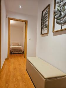 ein Schlafzimmer mit einem Bett und einem Sofa in einem Zimmer in der Unterkunft Finca Marquesa in Vigo