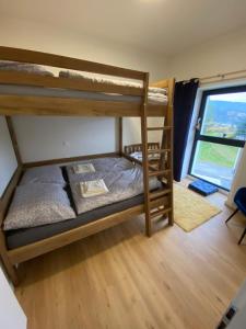 Postel nebo postele na pokoji v ubytování Apartmány v Javorné na Šumavě