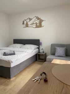 Postel nebo postele na pokoji v ubytování Apartmány v Javorné na Šumavě