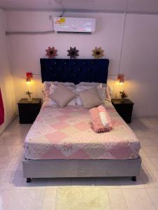 1 dormitorio con 1 cama grande y 2 lámparas en H B SULTAN SUITE, en Cartagena de Indias