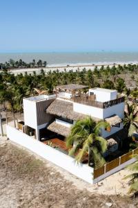 an aerial view of a resort on the beach at Villa Aura, piscina privativa e rooftop com vista excepcional pro mar, 150m do mar e do Rancho do Kite, Praia do Prea in Prea