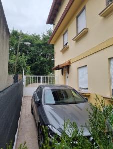 ein vor einem Haus geparkt in der Unterkunft Finca Marquesa in Vigo