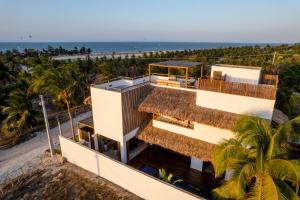 an aerial view of a house on the beach at Villa Aura, piscina privativa e rooftop com vista excepcional pro mar, 150m do mar e do Rancho do Kite, Praia do Prea in Prea