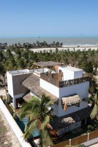 an aerial view of a house on the beach at Villa Aura, piscina privativa e rooftop com vista excepcional pro mar, 150m do mar e do Rancho do Kite, Praia do Prea in Prea