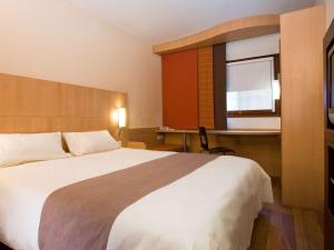 ibis Asuncion tesisinde bir odada yatak veya yataklar