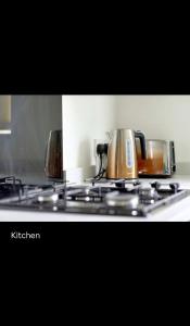 Cuisine ou kitchenette dans l'établissement Spacious 3 bedroom house in nottingham