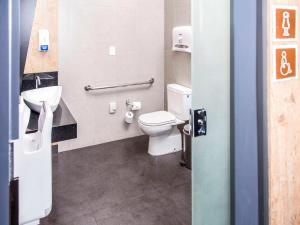 Kylpyhuone majoituspaikassa ibis Asuncion 37 kuvaa lisää