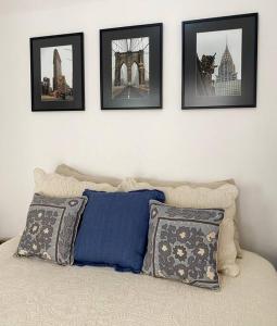 a group of pictures on the wall above a couch at Linda Habitación en el Centro in Querétaro +7 photos