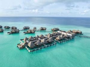 曼度的住宿－馬爾代夫倫格里島康萊德酒店，海洋度假胜地的空中景观