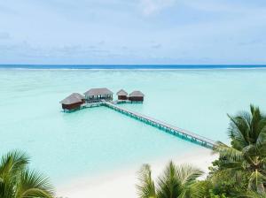 曼度的住宿－馬爾代夫倫格里島康萊德酒店，水上度假村的空中景观