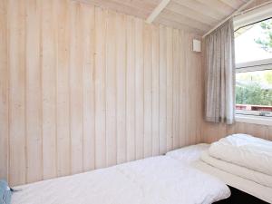 Ålbækにある6 person holiday home in lb kのベッドルーム1室(ベッド1台、窓付)