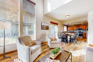 uma sala de estar com mesa e cadeiras e uma cozinha em Relaxed on Redstone em Park City