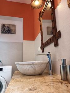 La salle de bains est pourvue d'un lavabo en pierre et d'un miroir. dans l'établissement Vivienda Rural El Peñón de Los Primillas, à La Iruela