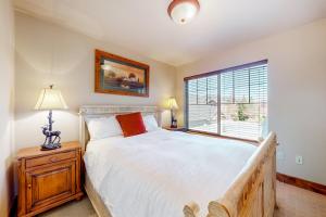 um quarto com uma cama grande e uma janela em Relaxed on Redstone em Park City