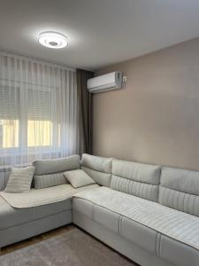 A seating area at PANDORA AVENY CACAK