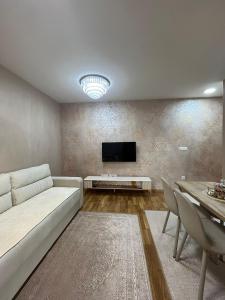 A television and/or entertainment centre at PANDORA AVENY CACAK