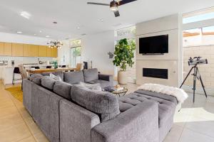 a living room with a couch and a kitchen at La Quinta Cove Retreat in La Quinta