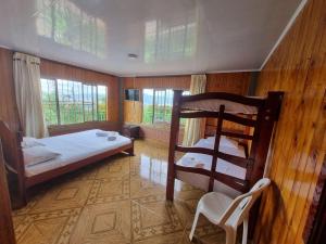 1 dormitorio con 2 literas y ventana en Eco Hotel La Selecta Campestre en Pereira