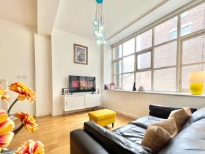 sala de estar con sofá y TV en VIP SERVICED APARTMENTS LONDON ExCELLENT LOCATION GREAT PRICE, en Londres