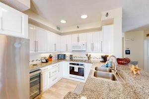 Η κουζίνα ή μικρή κουζίνα στο Beach Colony East 4D: Serenity by the Sea