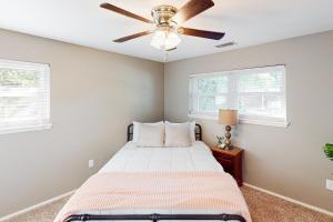 1 dormitorio con 1 cama y ventilador de techo en Ivy Hollow, en Abilene