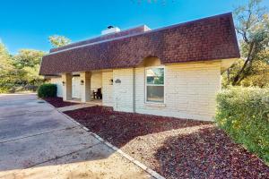 Casa blanca con techo marrón en Ivy Hollow, en Abilene