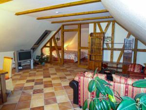 ein Wohnzimmer mit einem Sofa und einem TV in der Unterkunft Ferienwohnung Mediterran in Malchow