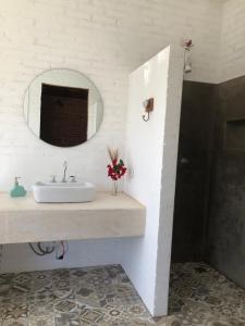 uma casa de banho com um lavatório e um espelho em Casa Serrinha - Lindo e Espaçoso Chalé em Bueno Brandão