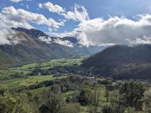 vista su una valle in montagna di Appartement 4 personnes et jardin a Bielle