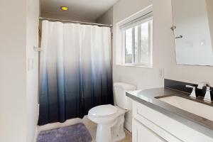 ein Badezimmer mit Toilette und Waschbecken in der Unterkunft The Cliffside Bungalow in San Diego + 11 Fotos