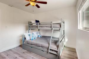 Etagenbett in einem Zimmer mit Deckenventilator in der Unterkunft The Cliffside Bungalow in San Diego