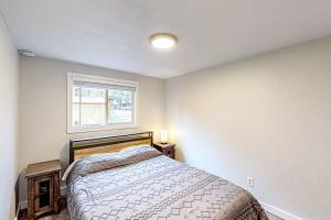 - une chambre avec un lit et une fenêtre dans l'établissement Silver Lake Serenity, à Castle Rock