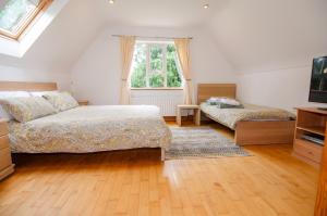 Rúm í herbergi á Rathmullan Cottages No.3 - free wifi, pet friendly